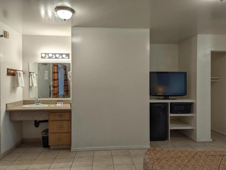 Americas Best Value Inn Oxnard-Port Hueneme - Property Image 33