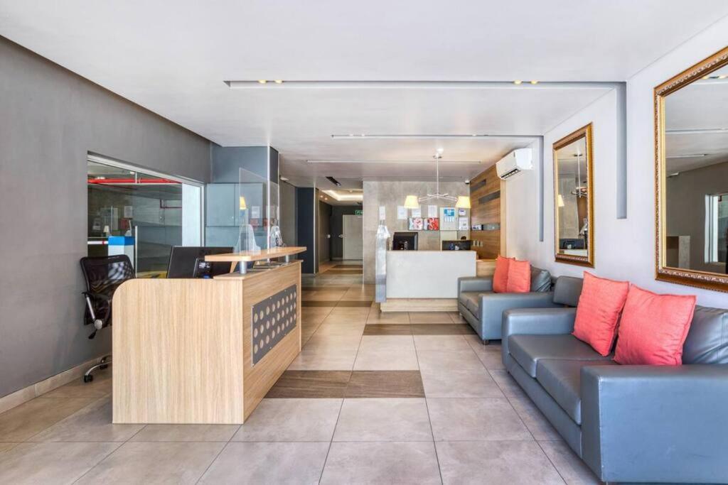 Luxury studio on Bree with pool, table mountain view view 2