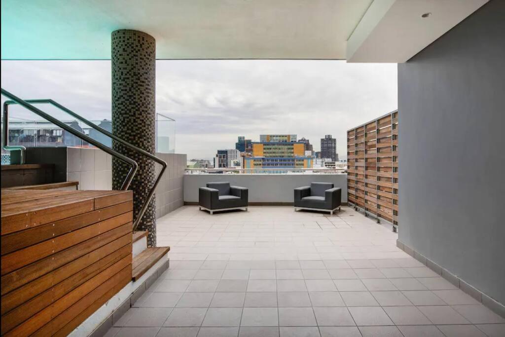 Luxury studio on Bree with pool, table mountain view view 5