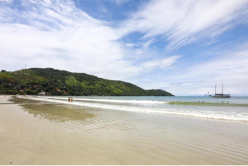 Apto com ar-cond e piscina a 100m mar praia da Enseada