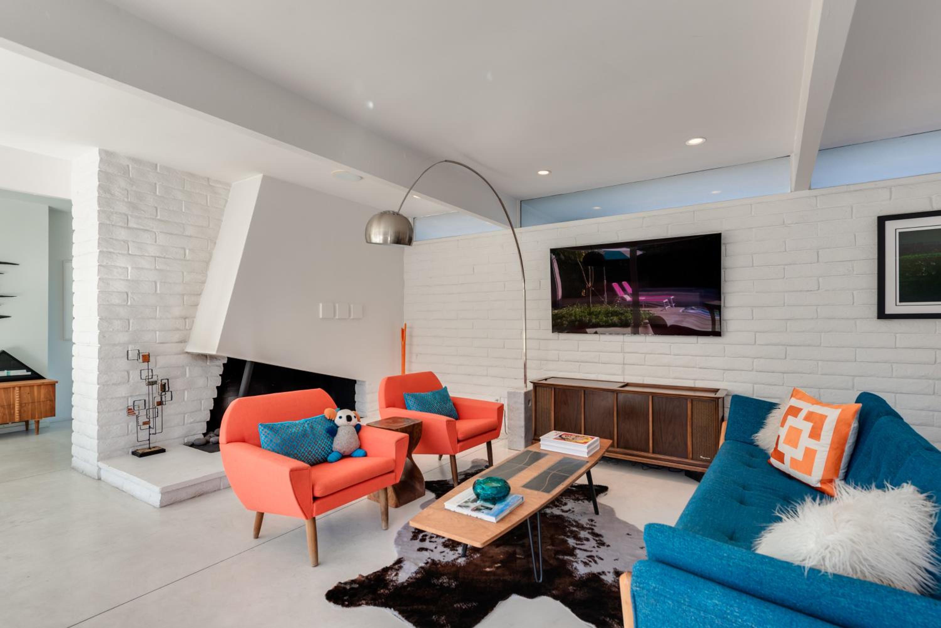 Private Mid Century Modern Architectural Home view 4