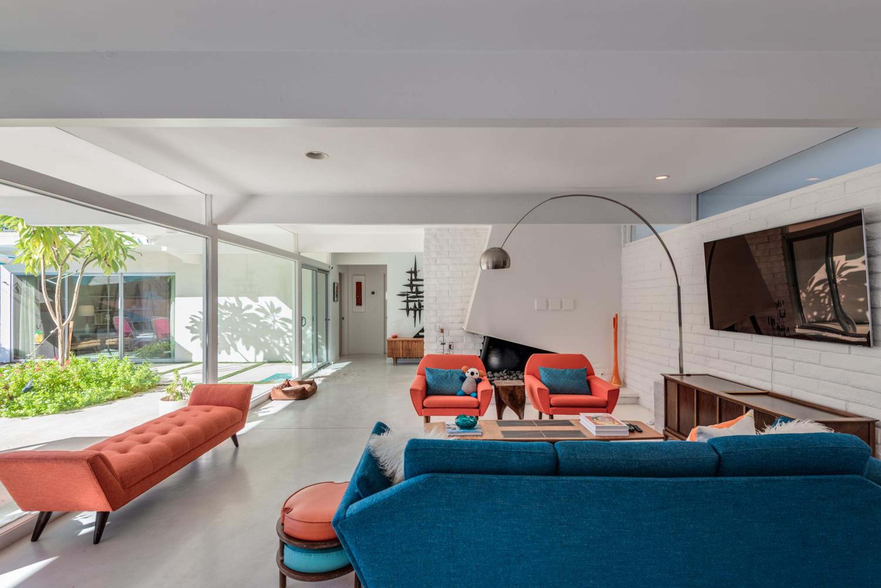 Private Mid Century Modern Architectural Home view 3