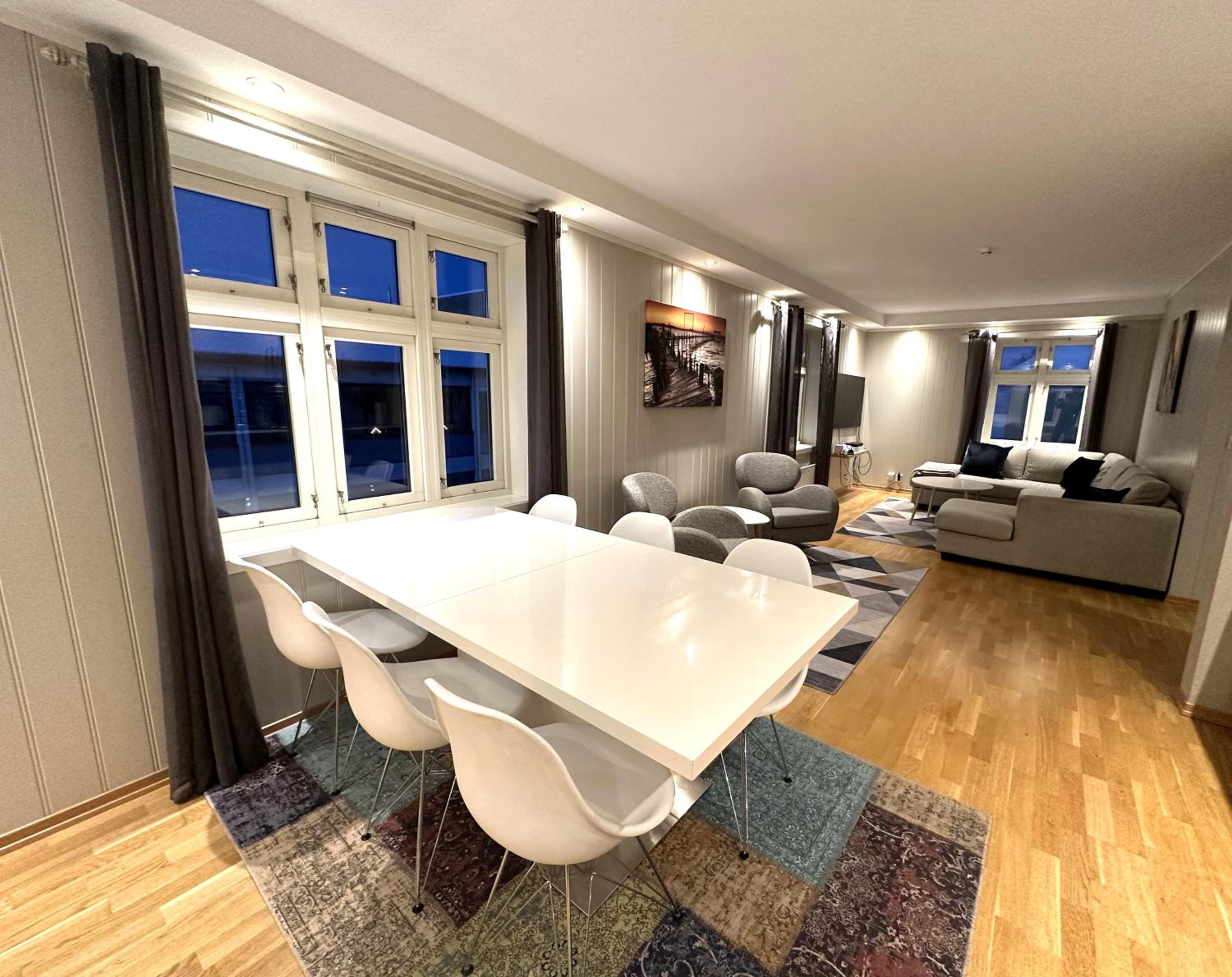 Stetind - Modern apartment with free parking view 2