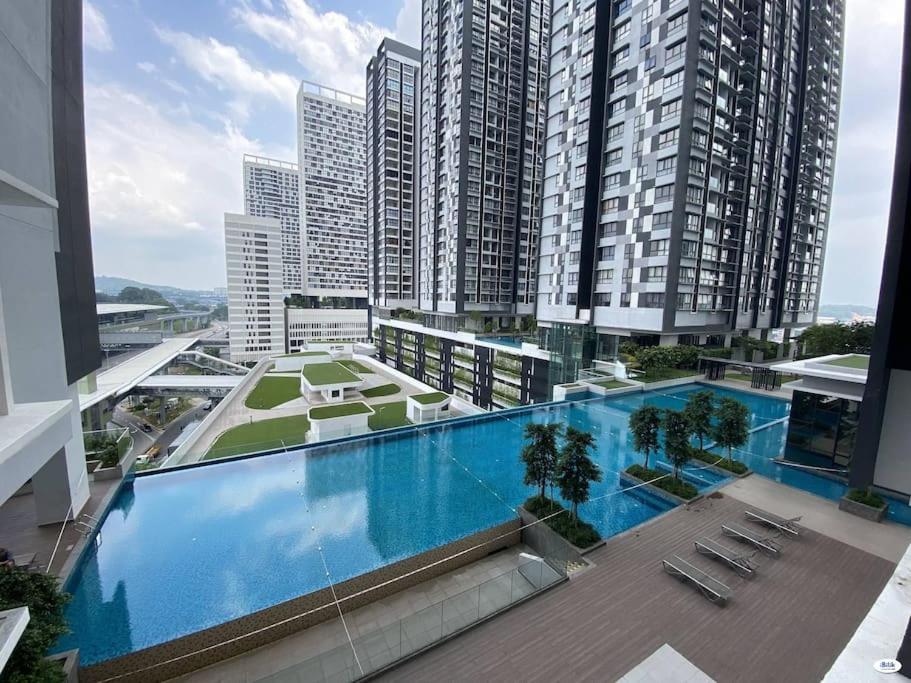 Lovely one bedroom studio unit. photo 1