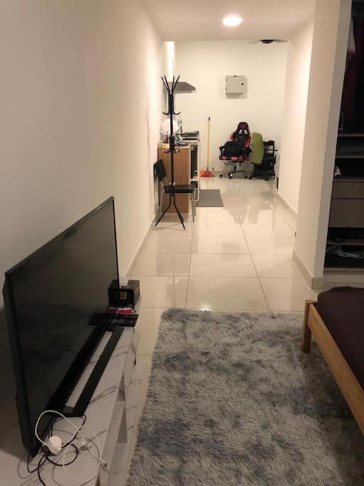 Lovely one bedroom studio unit. photo 3