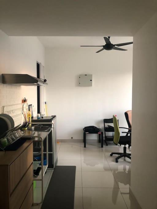 Lovely one bedroom studio unit. photo 6