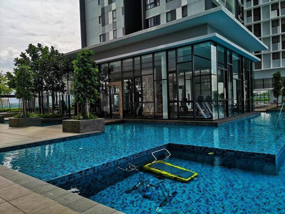 Lovely one bedroom studio unit. view 2