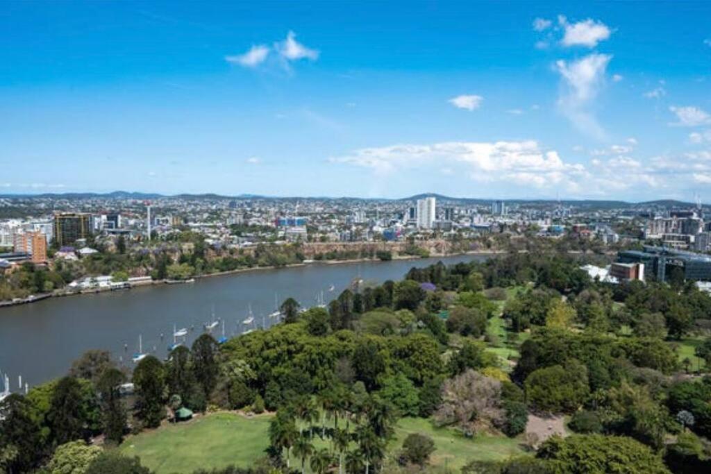 L19 Spacious Apt, Wi-Fi, Parking by Stylish Stays