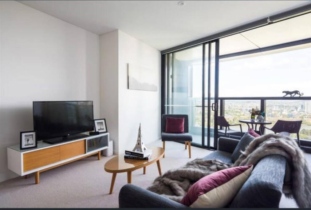 L19 Spacious Apt, Wi-Fi, Parking by Stylish Stays