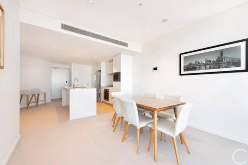 L19 Spacious Apt, Wi-Fi, Parking by Stylish Stays