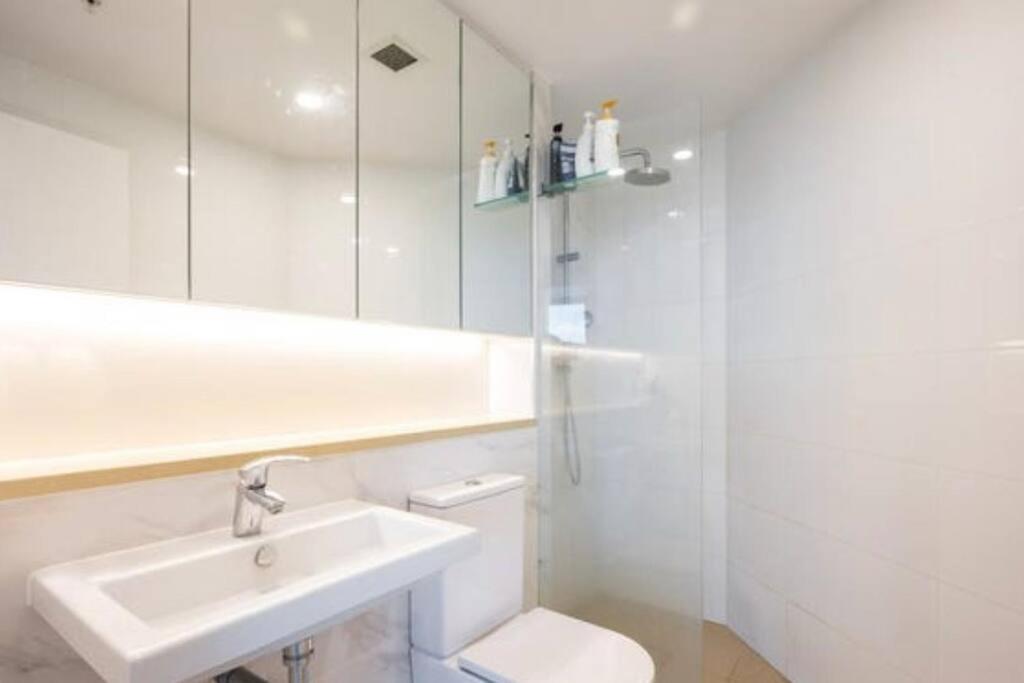L19 Spacious Apt, Wi-Fi, Parking by Stylish Stays