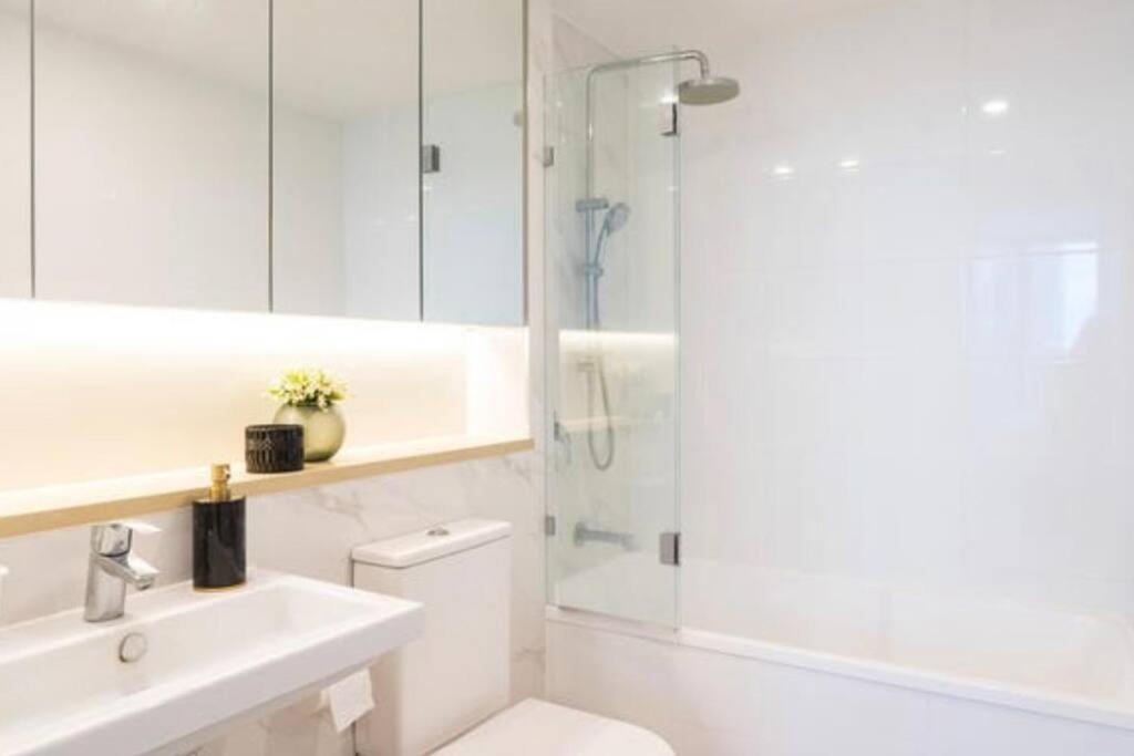 L19 Spacious Apt, Wi-Fi, Parking by Stylish Stays
