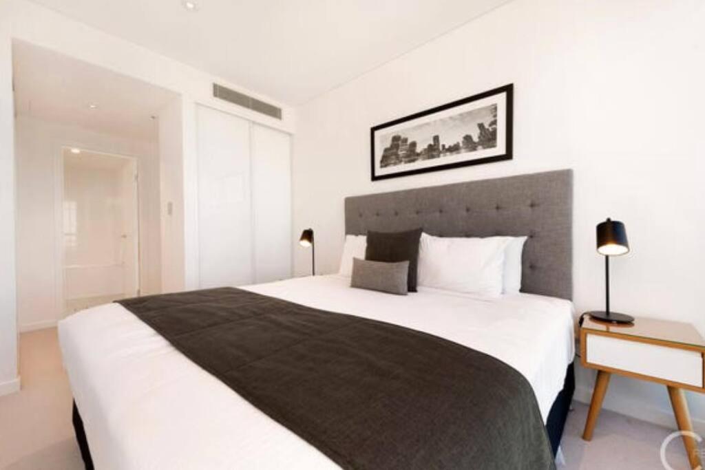 L19 Spacious Apt, Wi-Fi, Parking by Stylish Stays