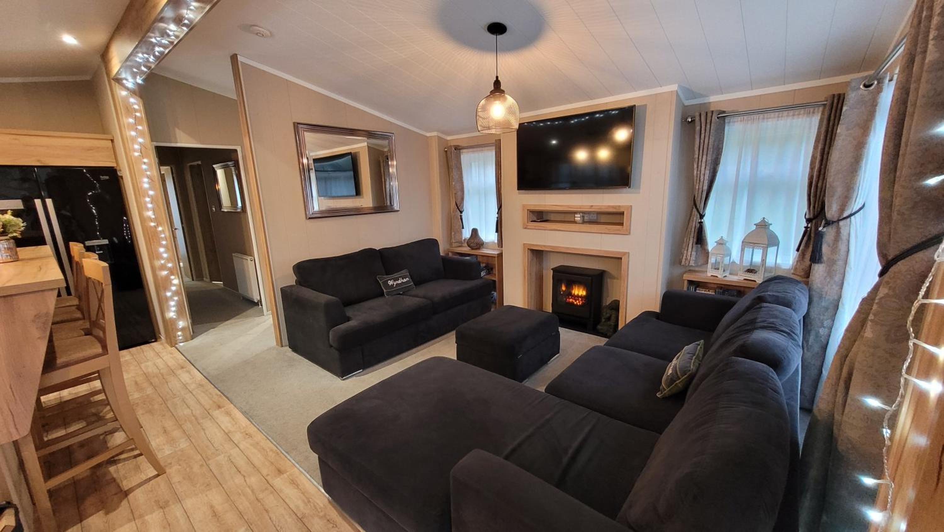 LUXURY PEACEFUL LODGE on edge of New Forest and 800m from sea ENTERTAINMENT and LEISURE PASSES INCLUDED view 4