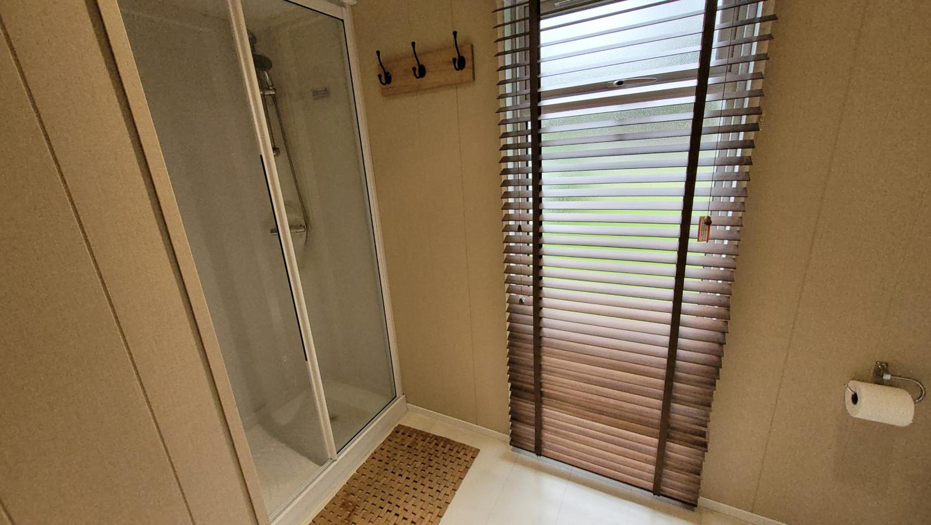 LUXURY PEACEFUL LODGE on edge of New Forest and 800m from sea ENTERTAINMENT and LEISURE PASSES INCLUDED view 2