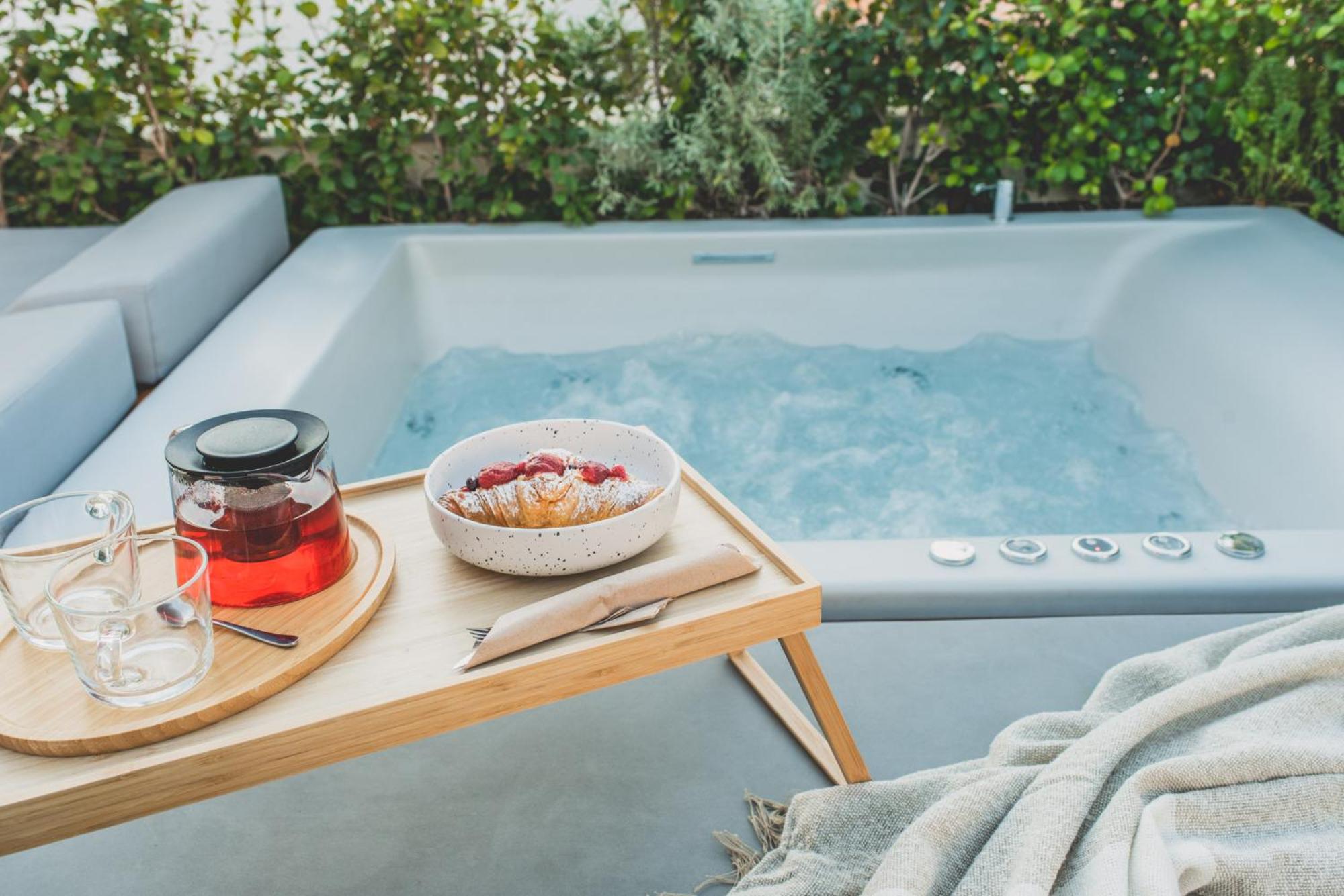Luxury Apartment with Acropolis view Terrace and Jacuzzi in the Heart of Athens - Living Stone Azurite