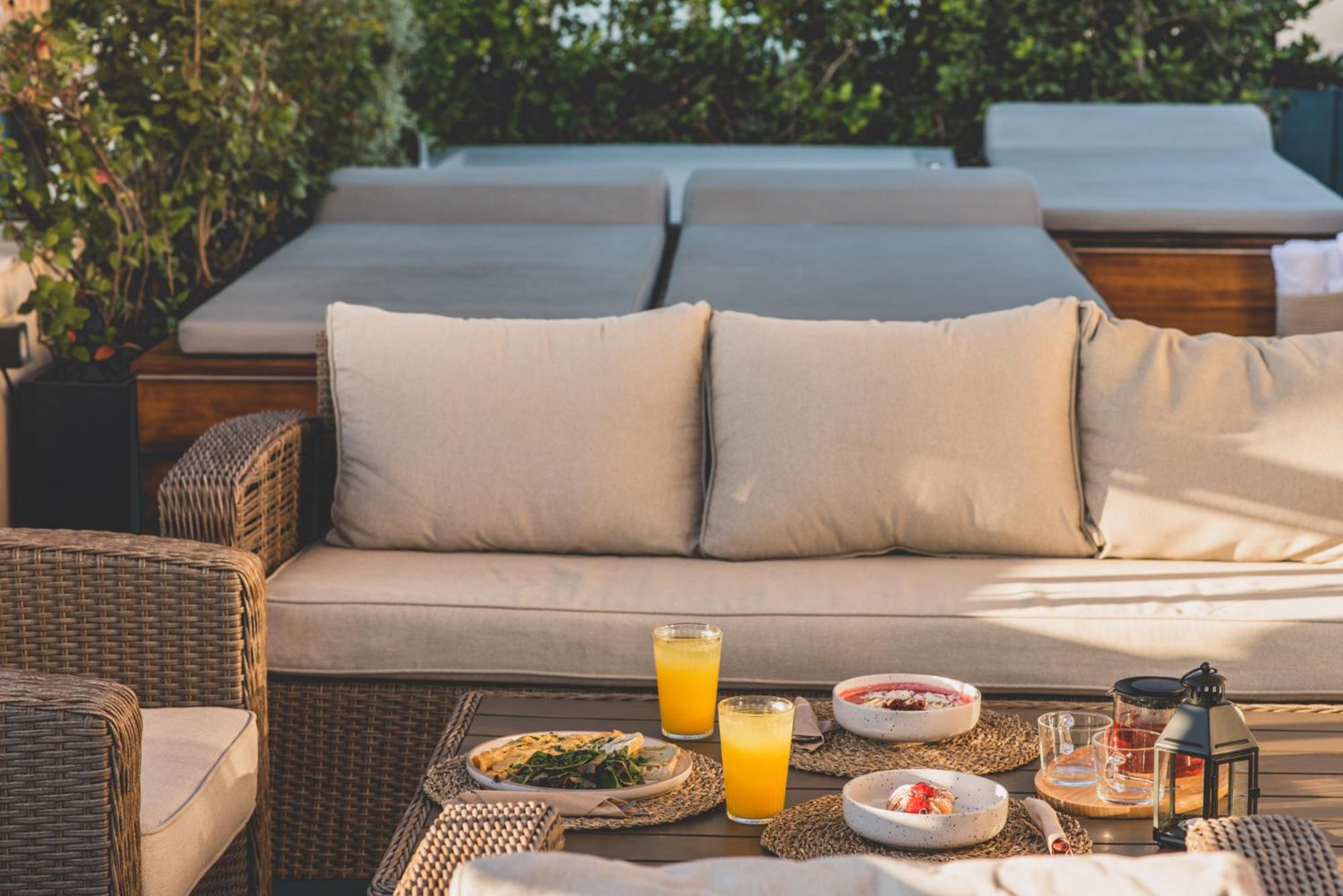 Luxury Apartment with Acropolis view Terrace and Jacuzzi in the Heart of Athens - Living Stone Azurite