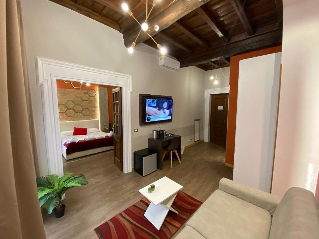 DIMORA FRATTINA en Rome — hotel room