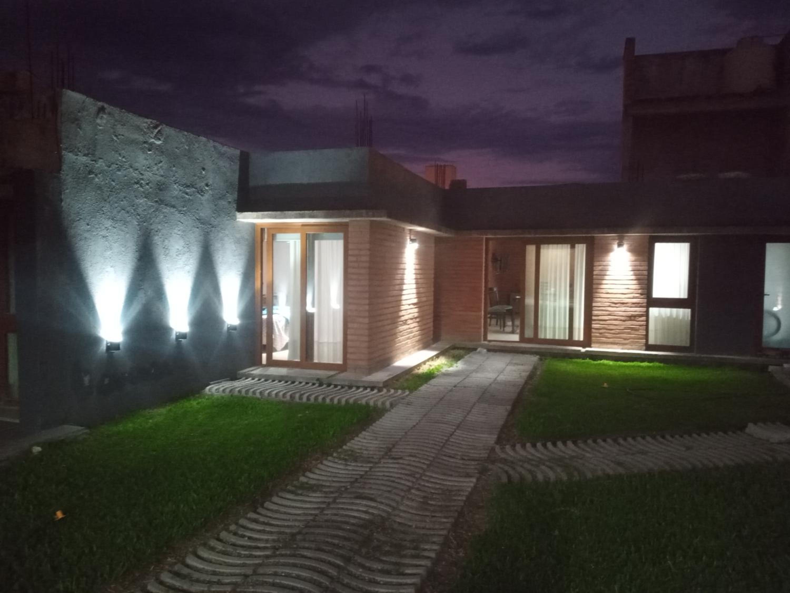 Hotel Casa amplia en ubicación tranquila de la ciudad - Image 1