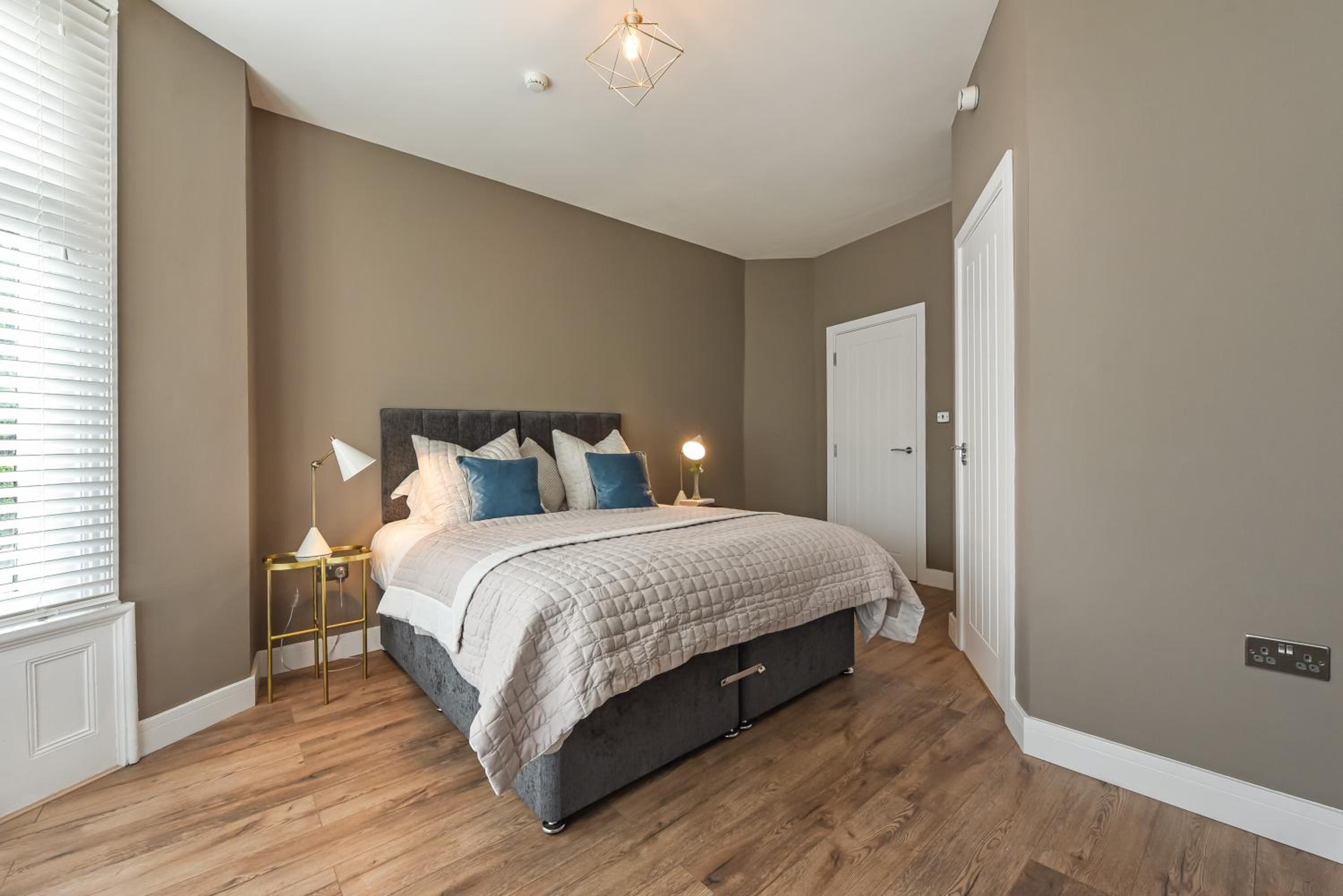 Modern Two Bed with En-Suites and Private Parking view 5