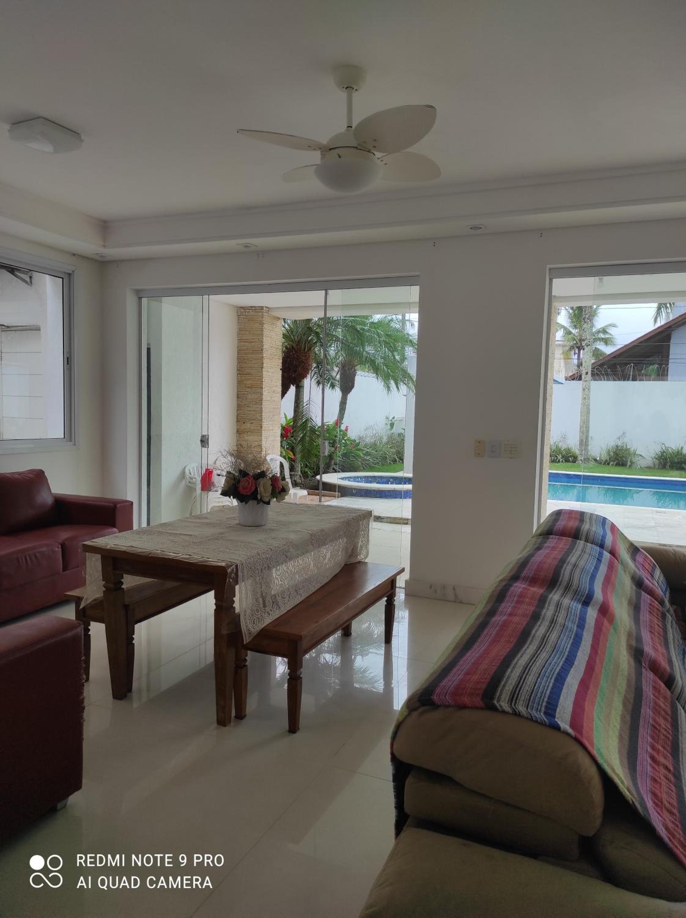 Casa com piscina a 150m da praia da Enseada