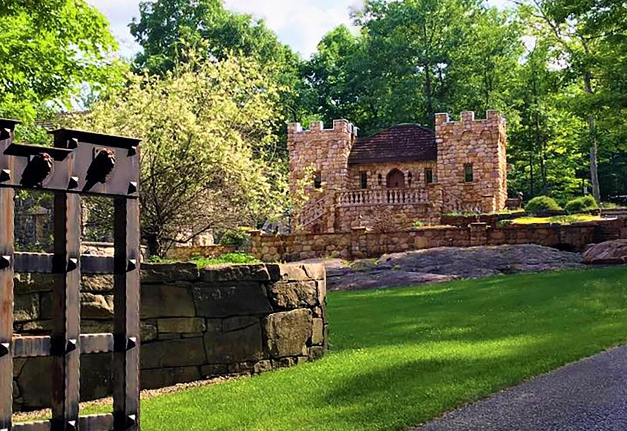 HIGHLANDS CASTLE overlooking Lake George plus 2 other CASTLES & SUITES