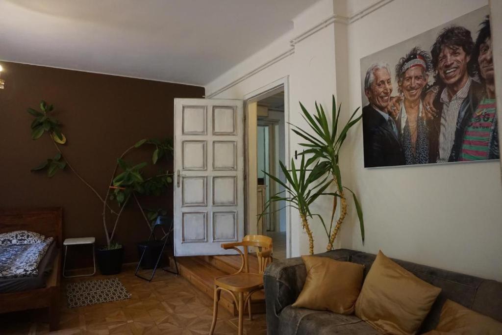 Maharaja Buda Villa Apartment - Private Parking and Garden