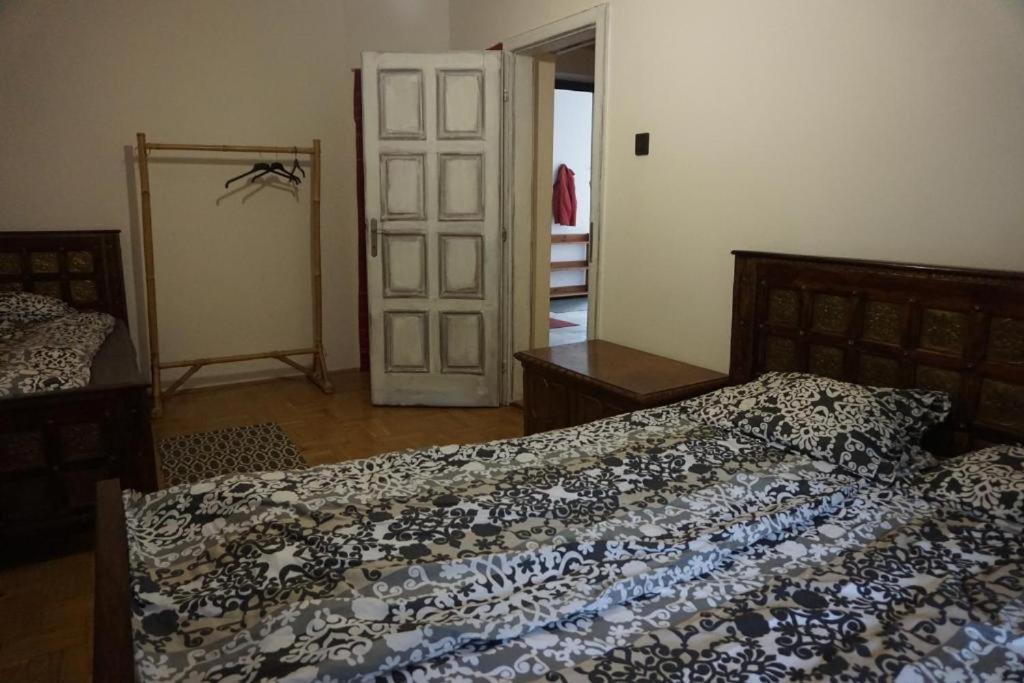 Maharaja Buda Villa Apartment - Private Parking and Garden