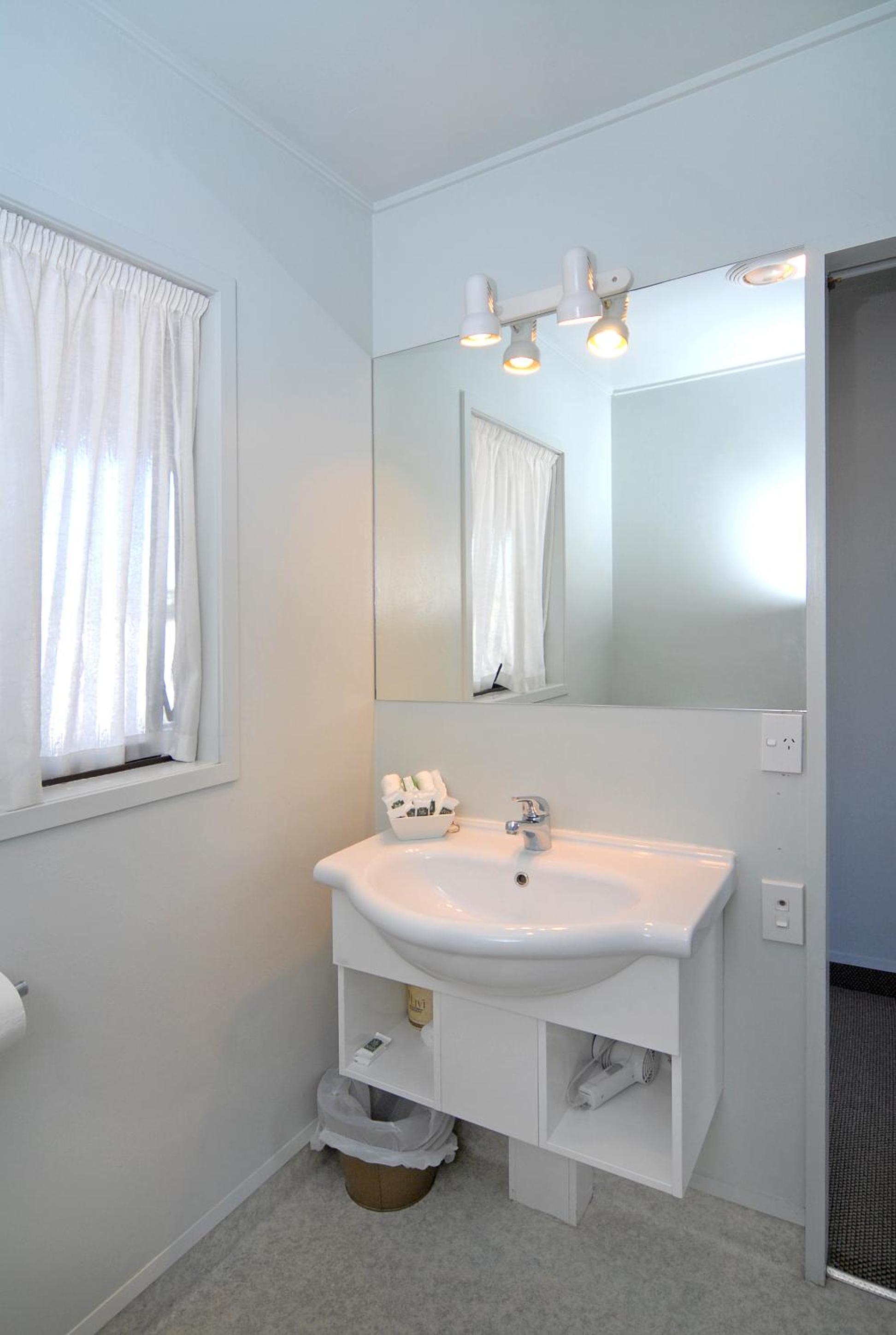 Edgewater Motor Lodge