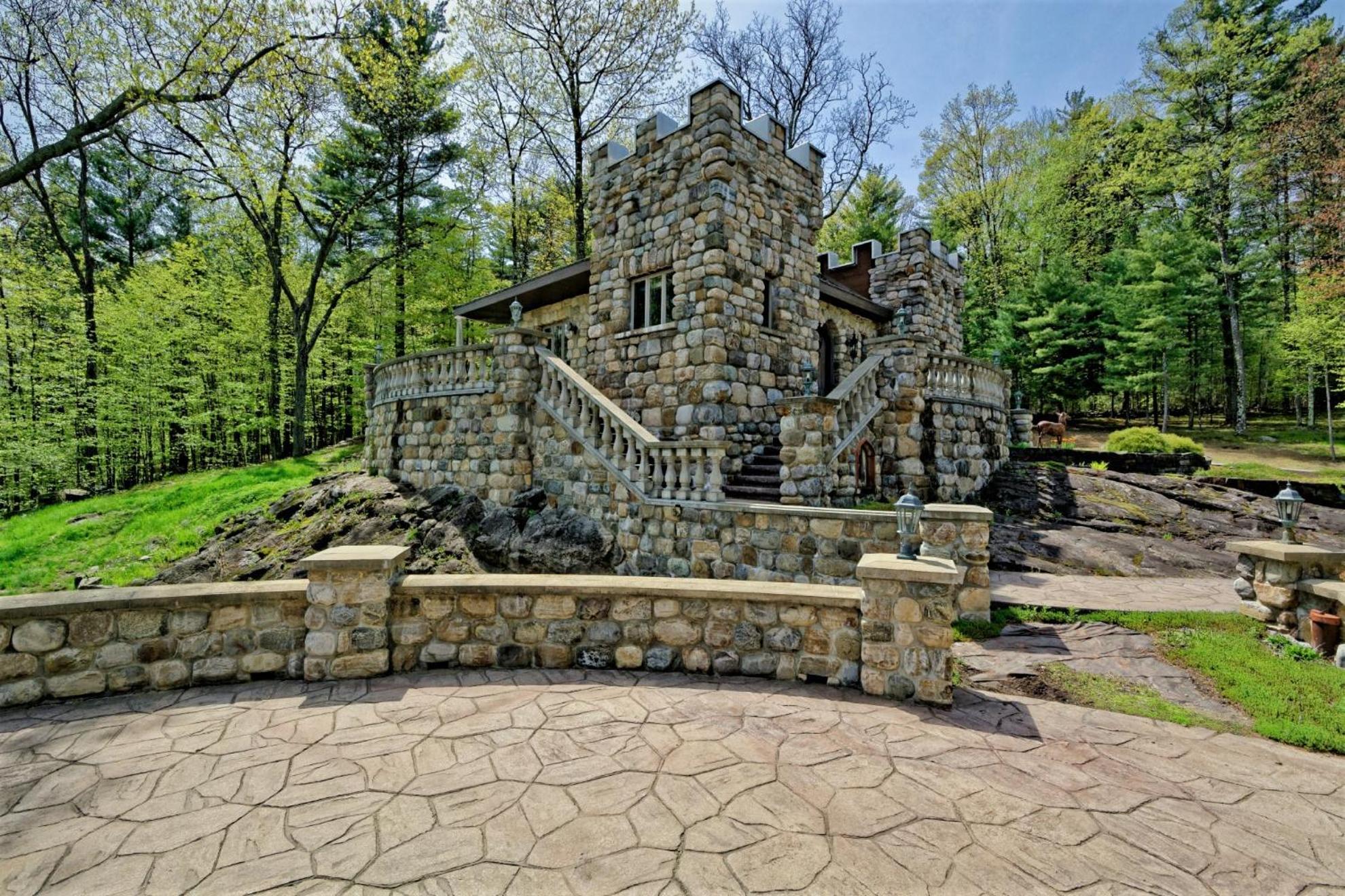 HIGHLANDS CASTLE overlooking Lake George plus 2 other CASTLES & SUITES
