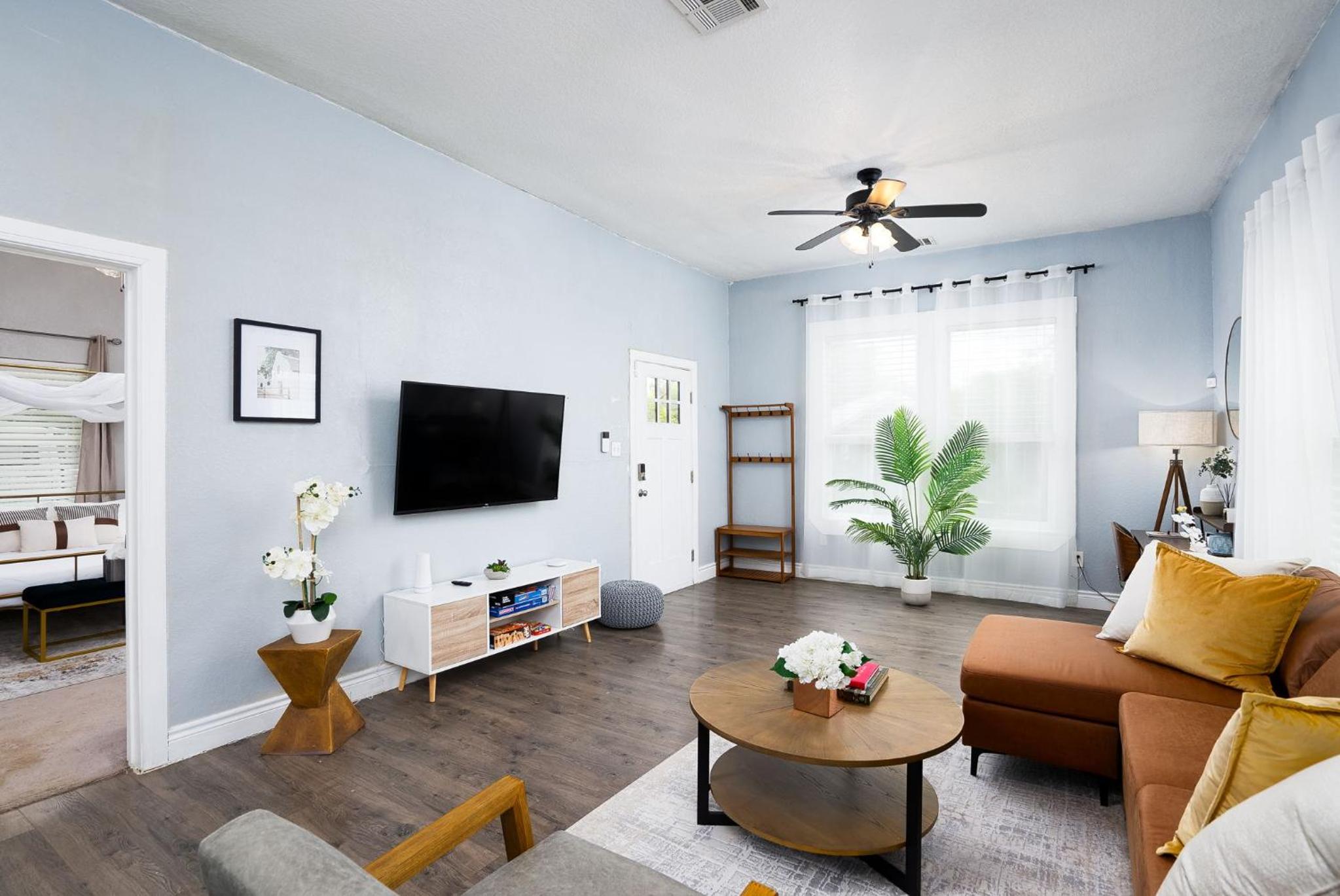Modern 3 Bed, 2 Bath Home Minutes to Downtown & Alamodome view 3
