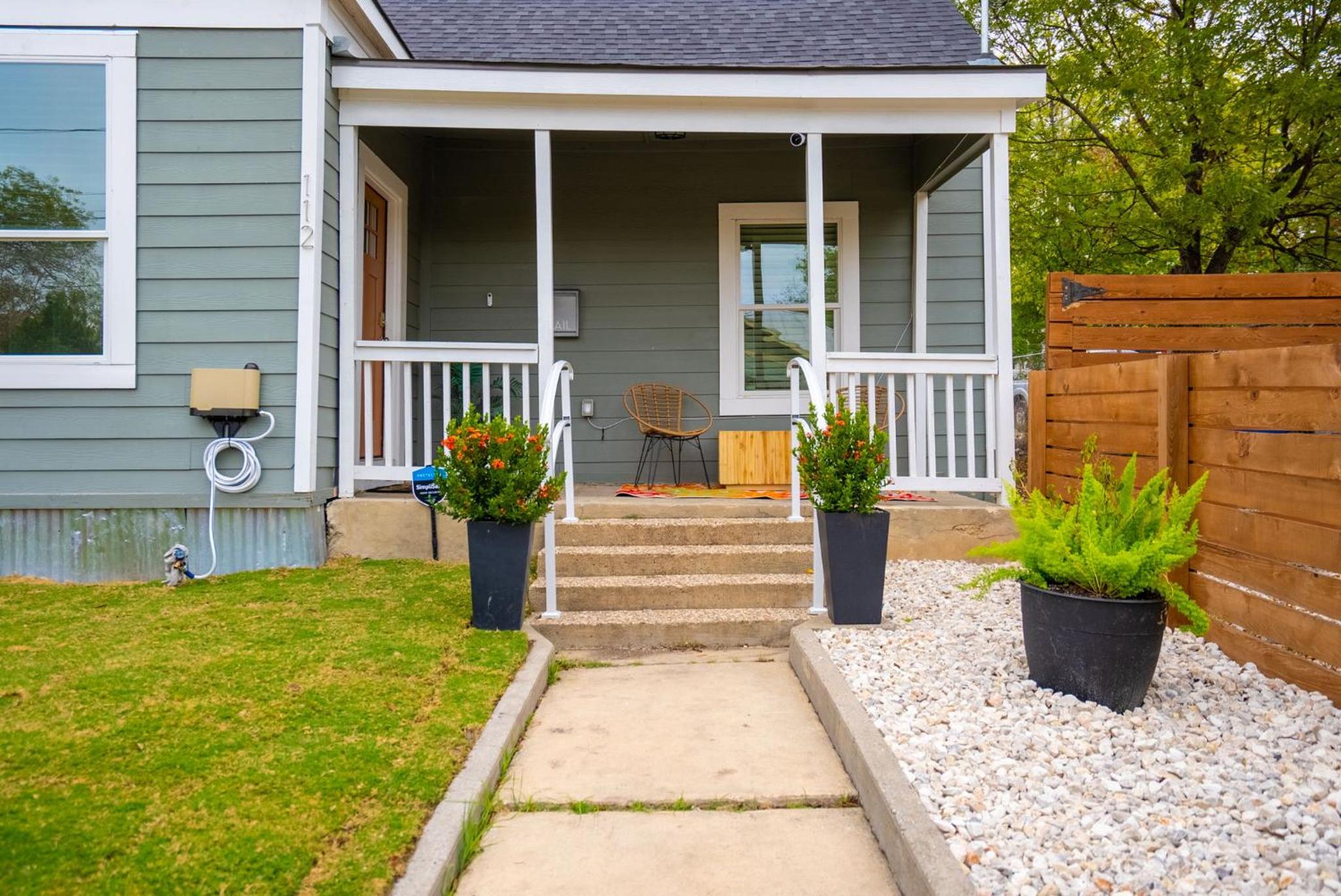 Modern 3 Bed, 2 Bath Home Minutes to Downtown & Alamodome view 2