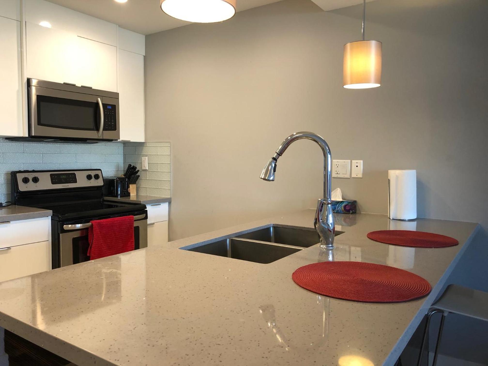 Amicable, Cozy, High Speed Internet, Sleeps 2 Riverview Downtown Apartment