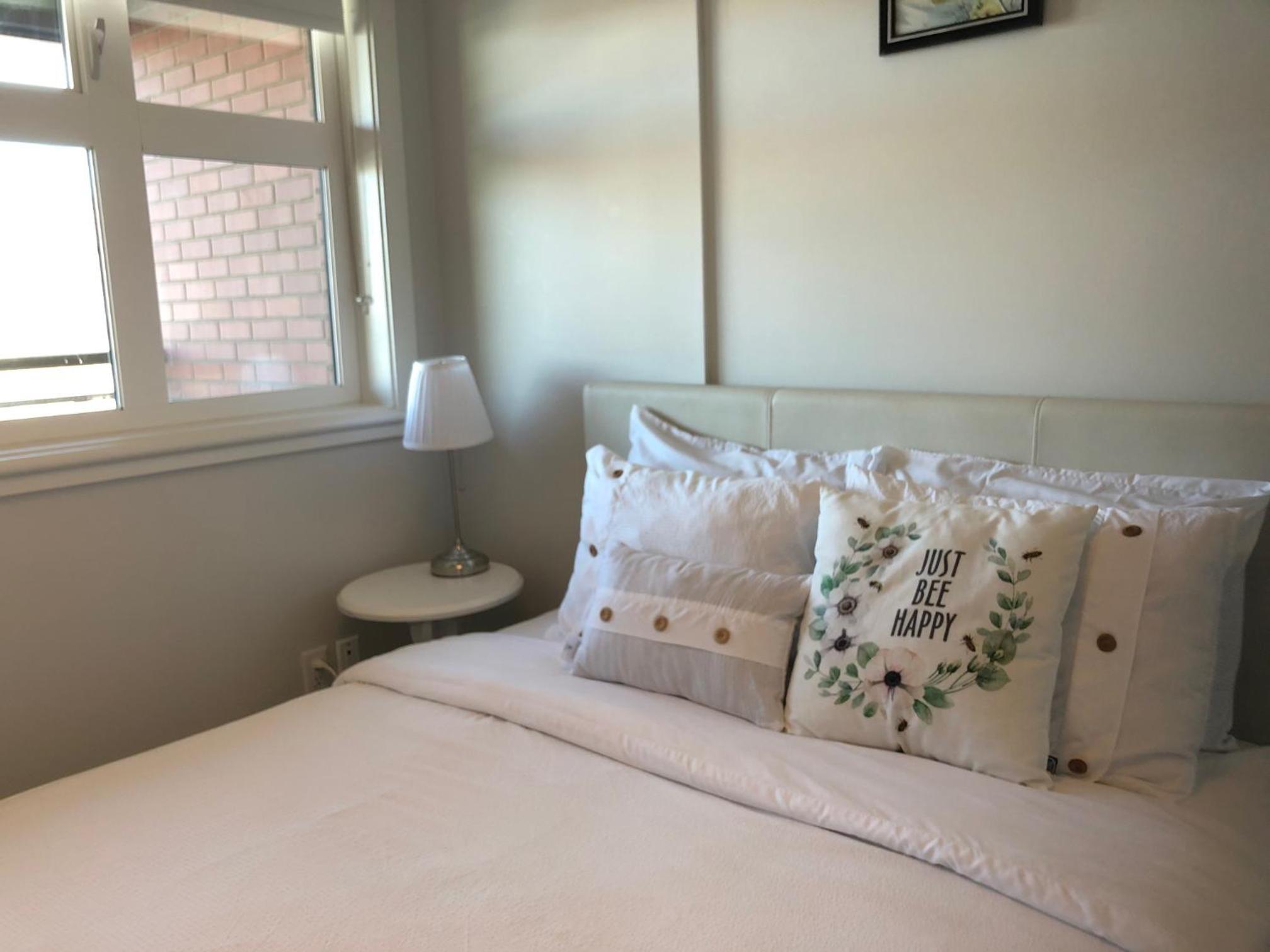Amicable, Cozy, High Speed Internet, Sleeps 2 Riverview Downtown Apartment
