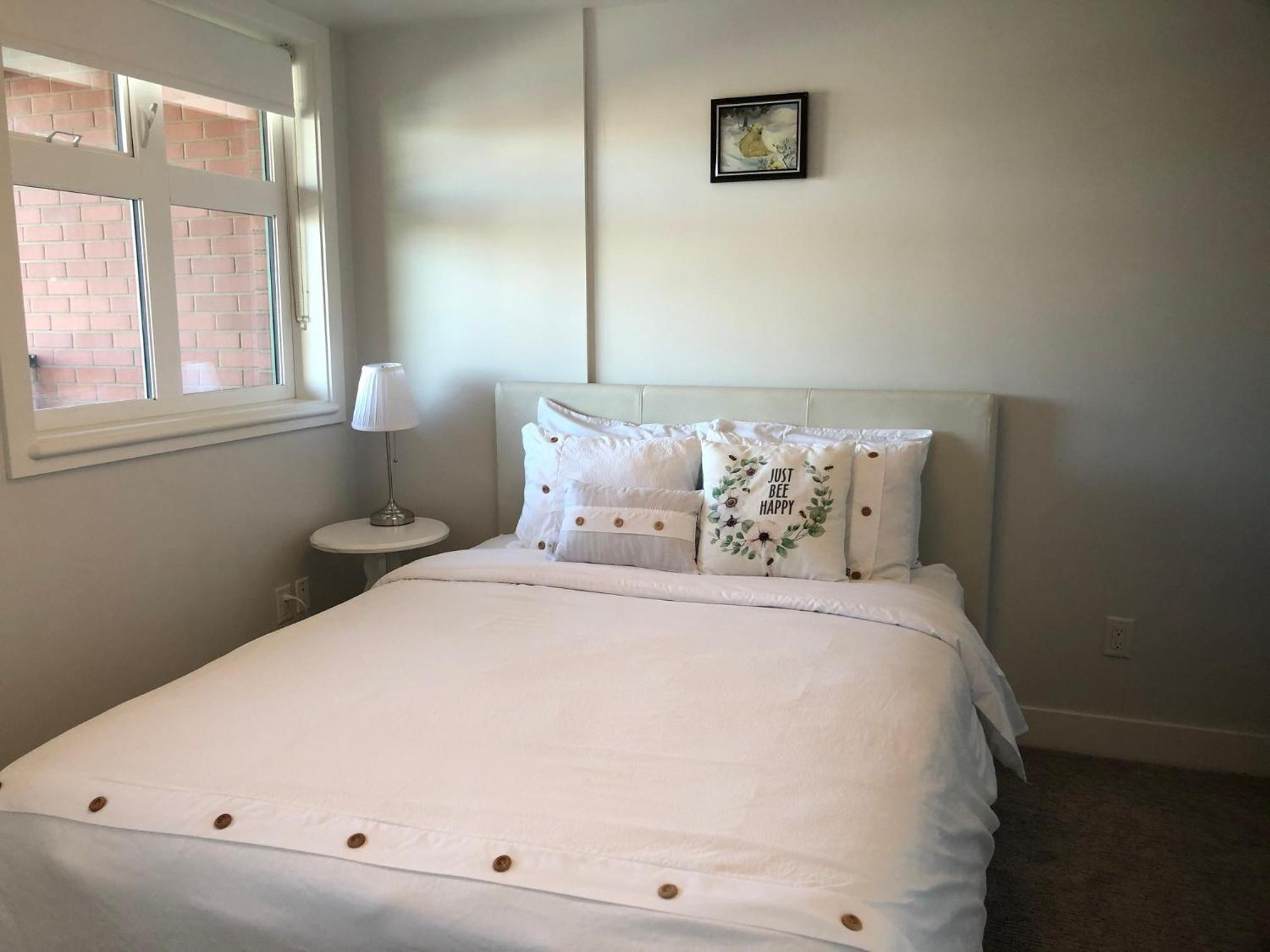 Amicable, Cozy, High Speed Internet, Sleeps 2 Riverview Downtown Apartment