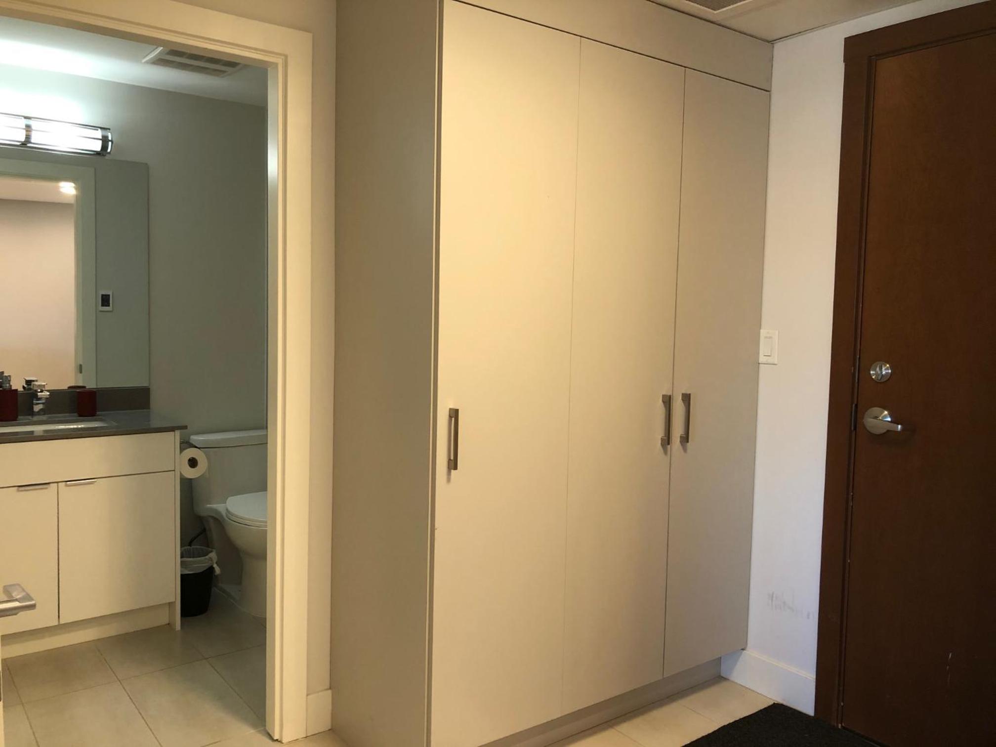 Amicable, Cozy, High Speed Internet, Sleeps 2 Riverview Downtown Apartment