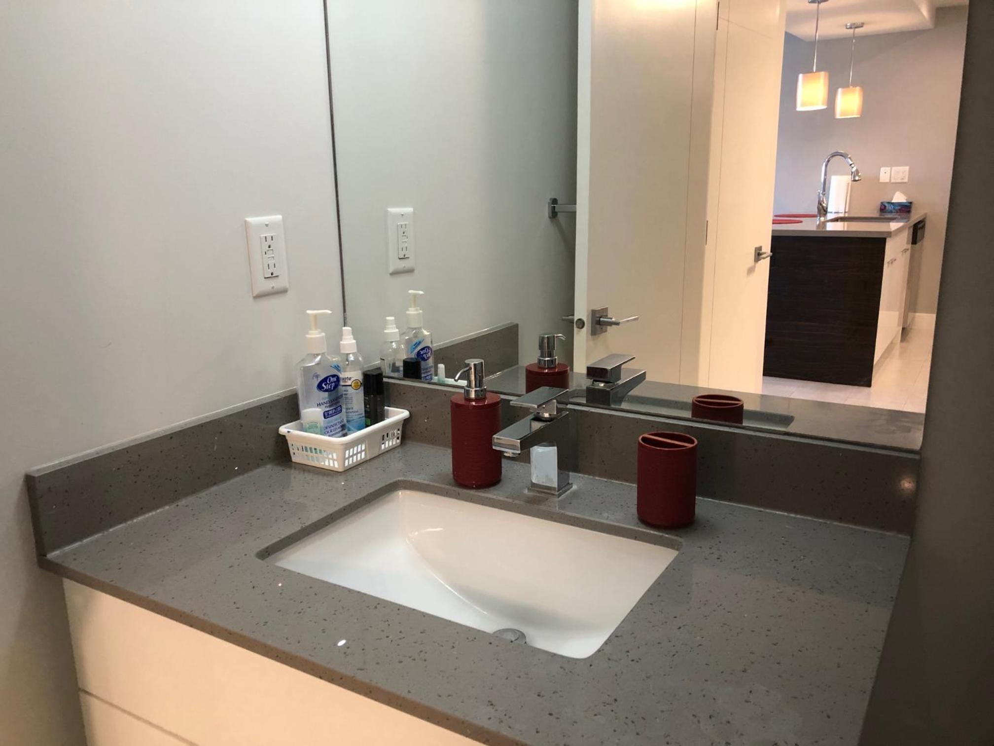 Amicable, Cozy, High Speed Internet, Sleeps 2 Riverview Downtown Apartment