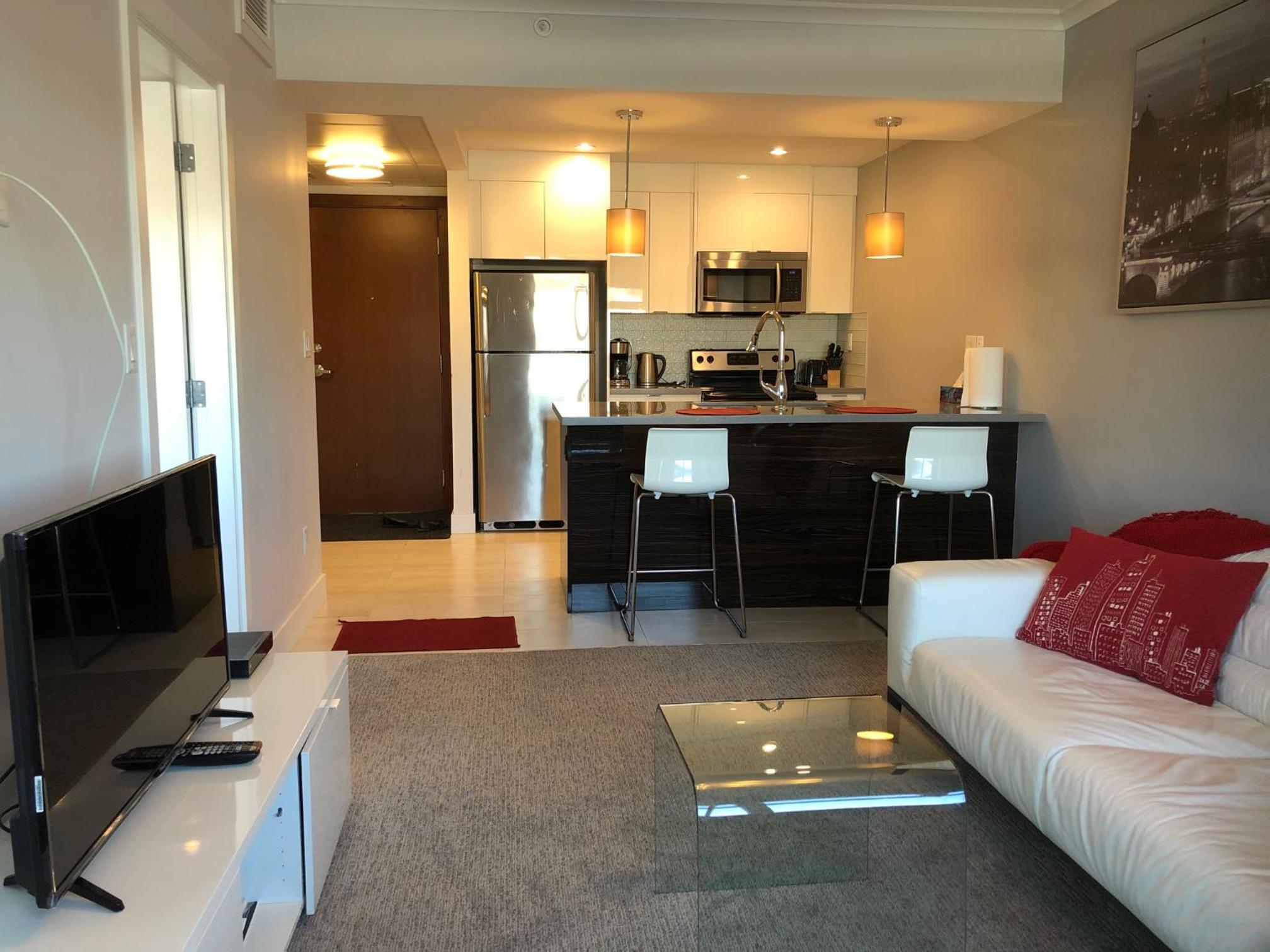 Amicable, Cozy, High Speed Internet, Sleeps 2 Riverview Downtown Apartment