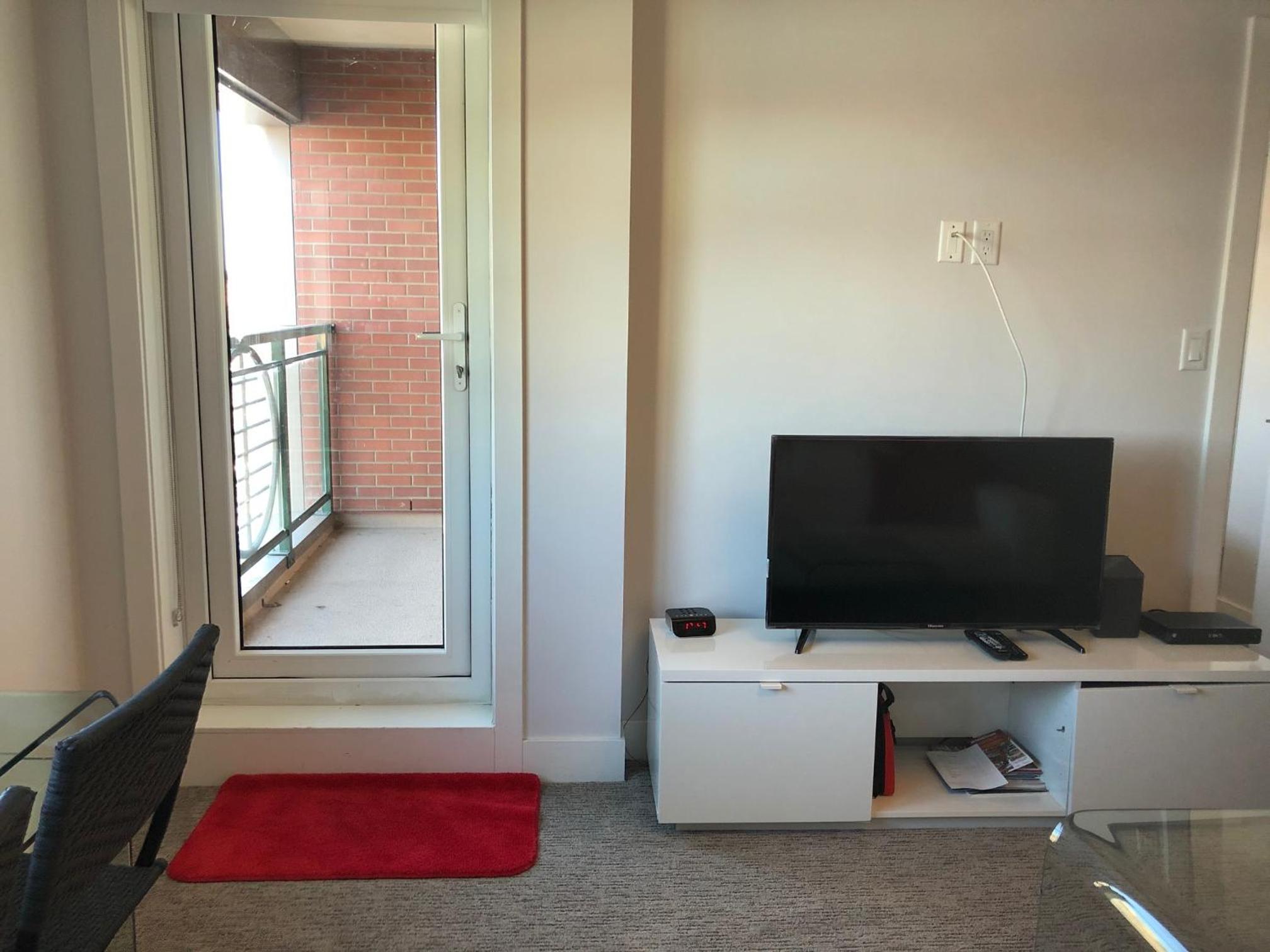 Amicable, Cozy, High Speed Internet, Sleeps 2 Riverview Downtown Apartment