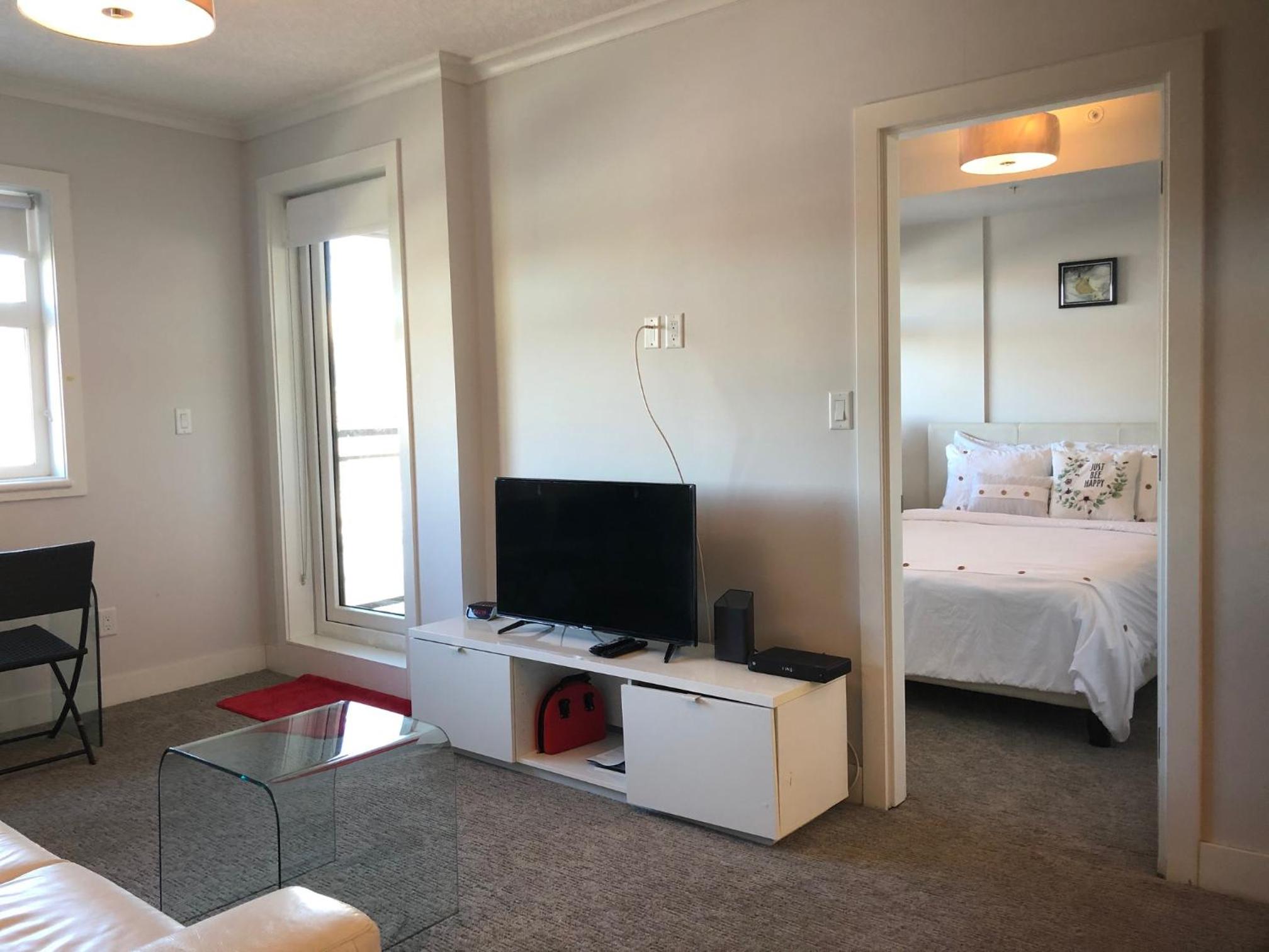 Amicable, Cozy, High Speed Internet, Sleeps 2 Riverview Downtown Apartment