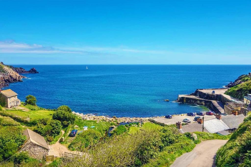 Beautiful Cornish barn in the stunning Lamorna valley with large garden view 3
