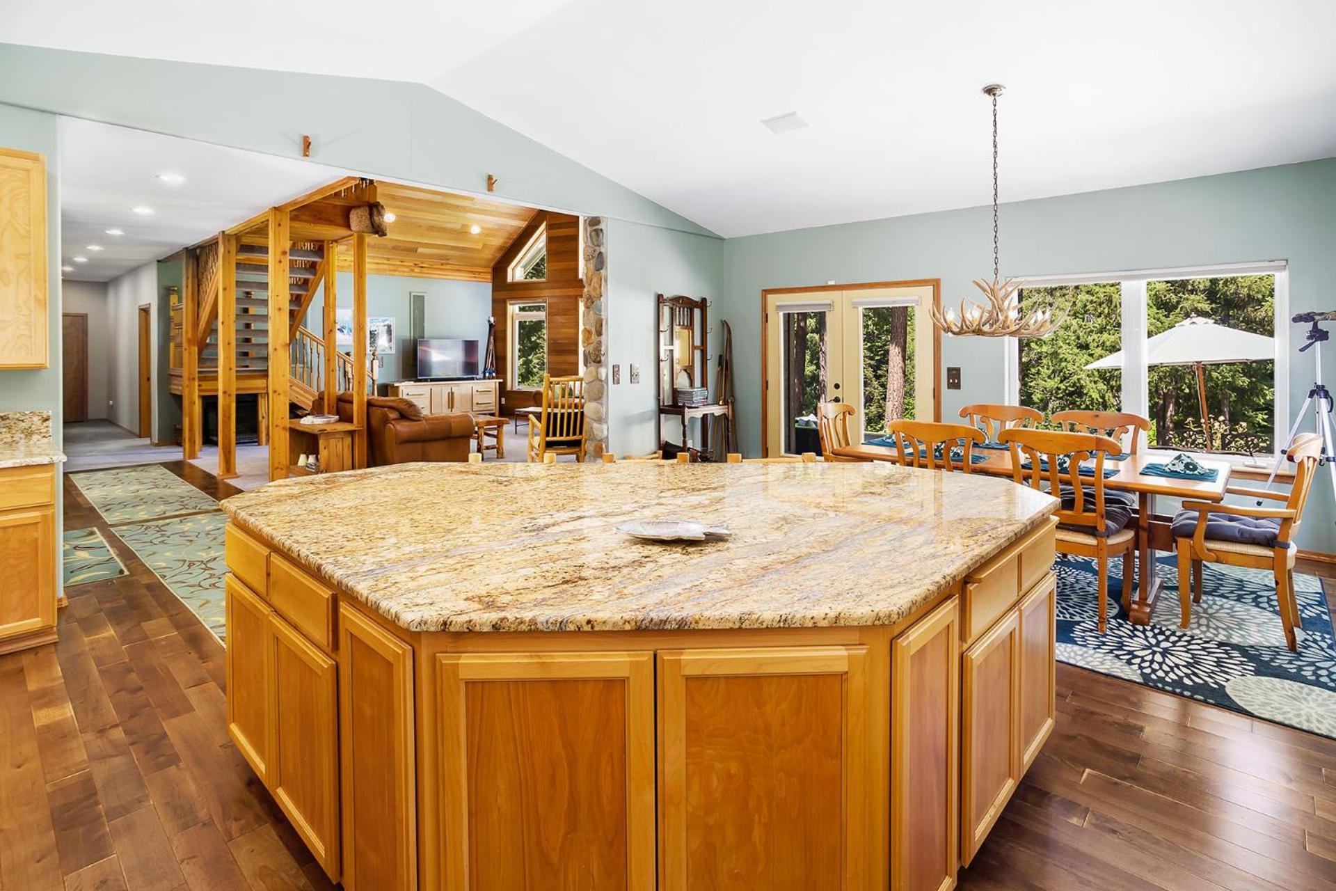 Riffle River Lodge by NW Comfy Cabins view 4