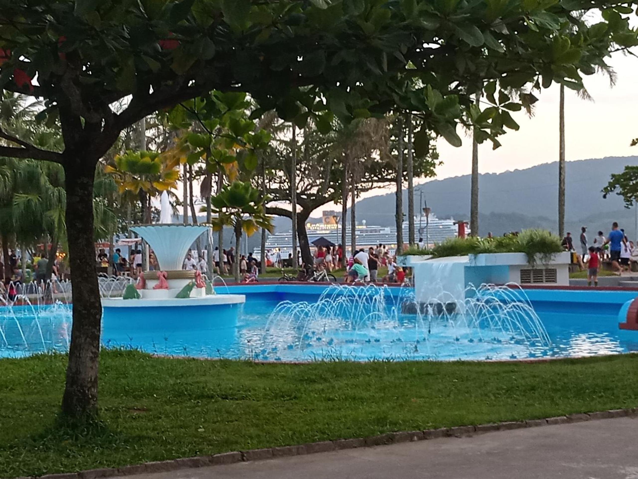 Ponta da Praia amplo 3dorm 3ban frente ao mar