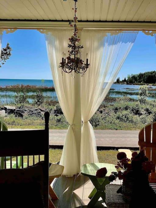Hot Tub Waterfront Cottage - Near Sauble beach