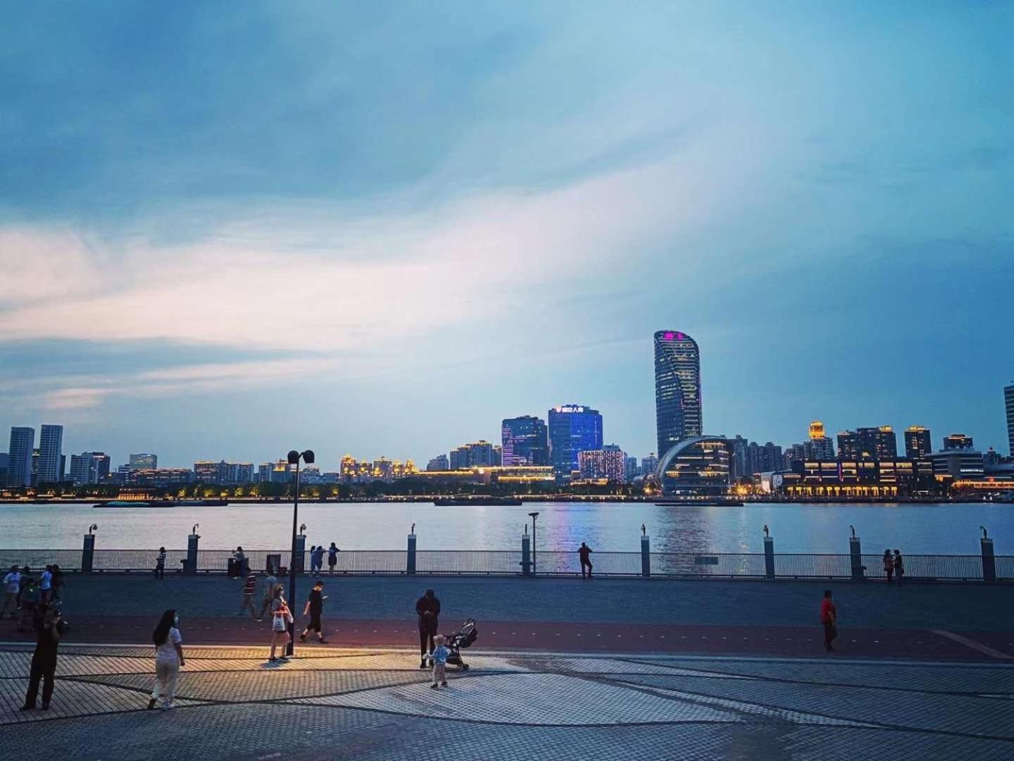 Hidden Garden Youth Hostel -Oriental Pearl &Lujiazui -Garden Social Area -Bar -Café -Free Laundry Luggage Storage -24H Front Desk -English Service