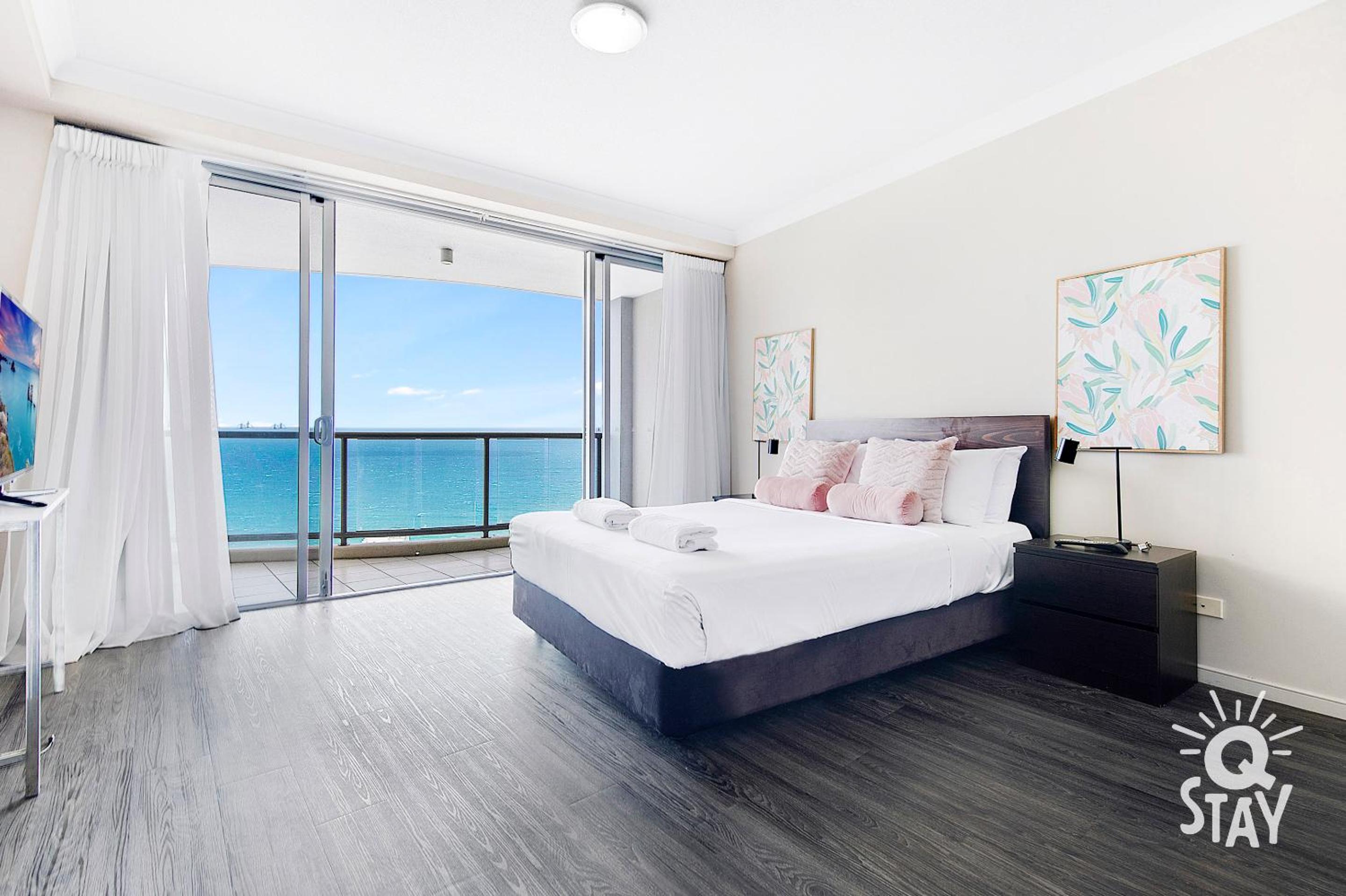 2 Bedroom 1 Bathroom Apartment - Centre of Surfers Paradise, Chevron Renaissance view 5