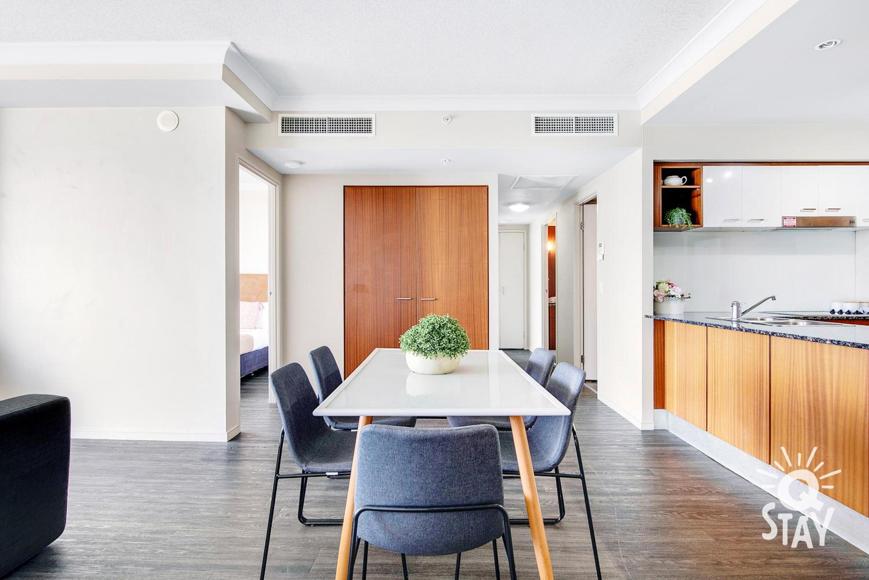 2 Bedroom 1 Bathroom Apartment - Centre of Surfers Paradise, Chevron Renaissance view 4