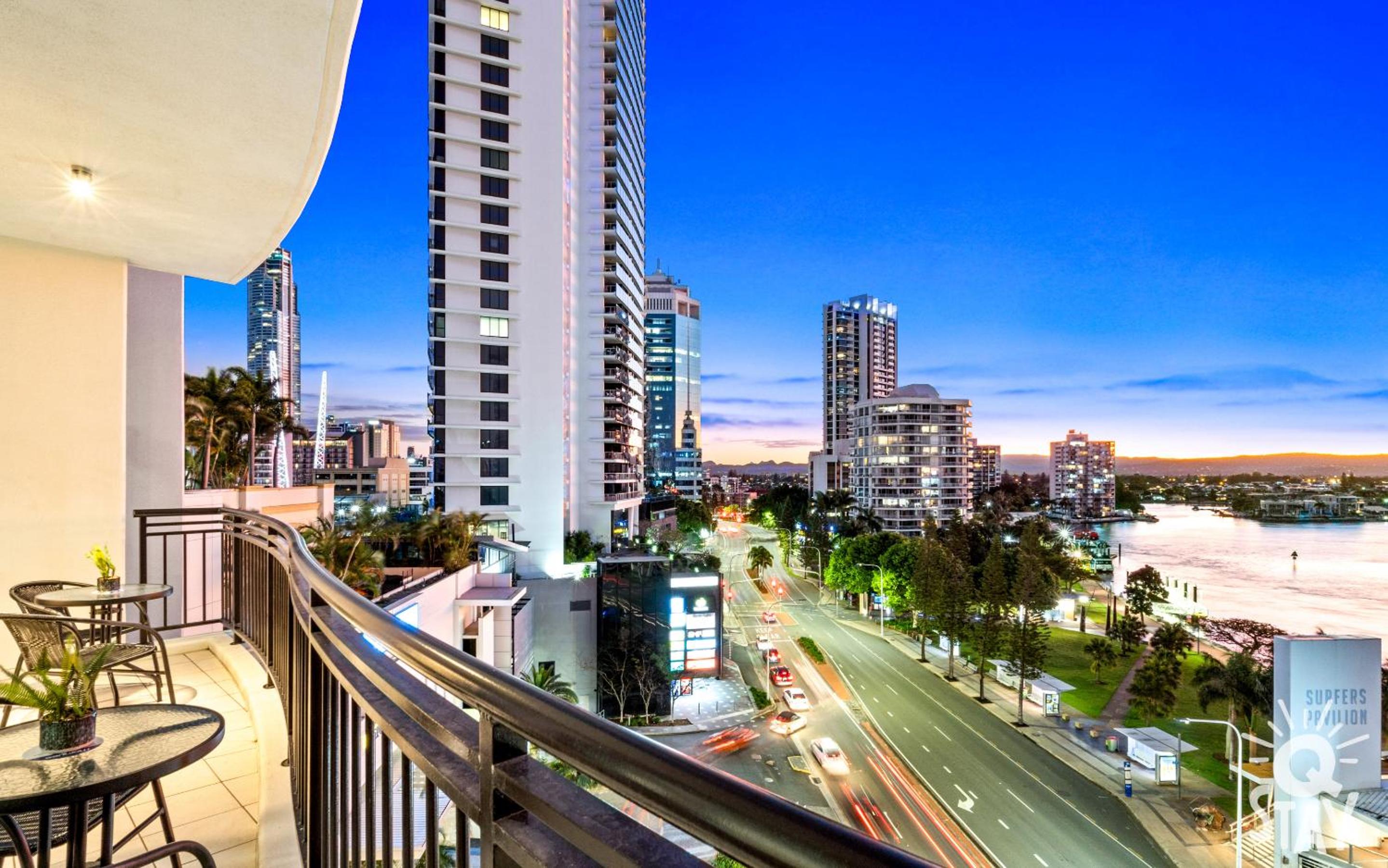 2 Bedroom 1 Bathroom Apartment - Centre of Surfers Paradise, Chevron Renaissance view 2