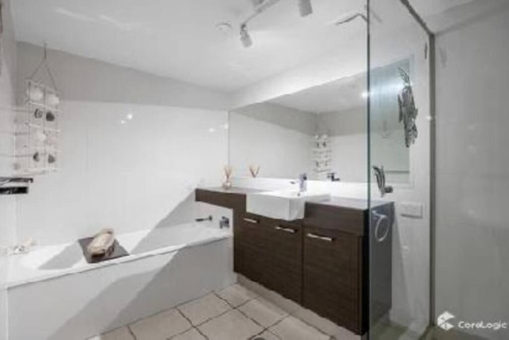 Kawana Waters Ocean Front Unit-Surfside Resort Sunshine Coast