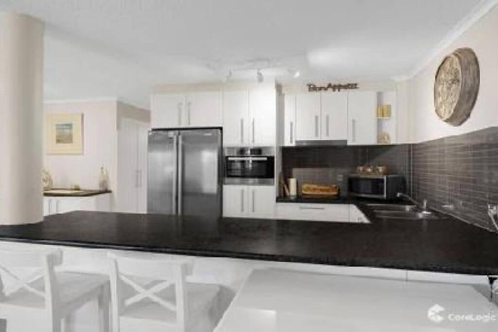 Kawana Waters Ocean Front Unit-Surfside Resort Sunshine Coast
